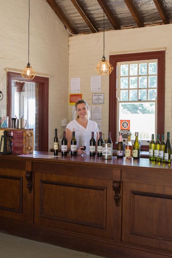 Petersons Armidale Winery And Guesthouse Buitenkant foto